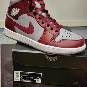 LIKE NEW AIR JORDAN 1 MIDS